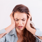 dolor cabeza 150x150 - ¿Por qué sufres más dolor cuando cambia el tiempo o la presión?
